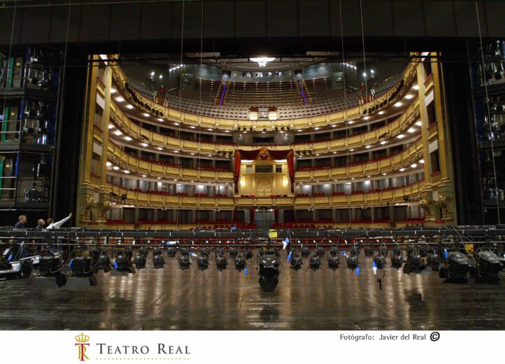 El Teatro Real y la UNED ofrecen un curso de verano abierto a todos los interesados dedicado a la ópera y sus entresijos. Se podrá participar en el curso de manera presencial u online (directo y diferido) y la matrícula (de 32 a 124 euros) estaá abierta en el canal de venta de la UNED.  Bajo el título La ópera por dentro: anatomía de un arte total, durante tres jornadas, los días 14, 15 y 16 de julio, se ofrecerán conferencias, mesas redondas, talleres y una visita a los espacios de trabajo del Teatro Real.