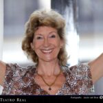 Felicity lott sonriente