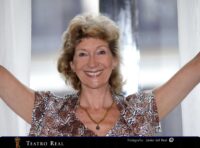 Felicity lott sonriente