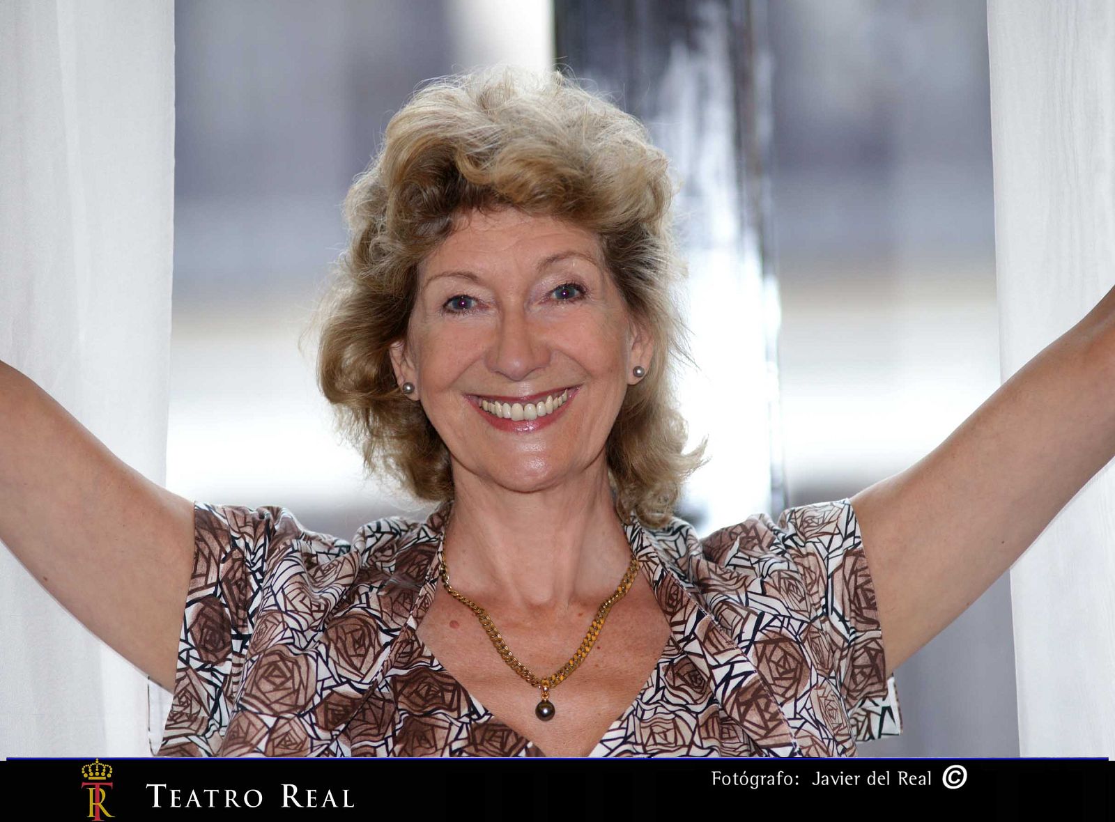 Felicity lott sonriente