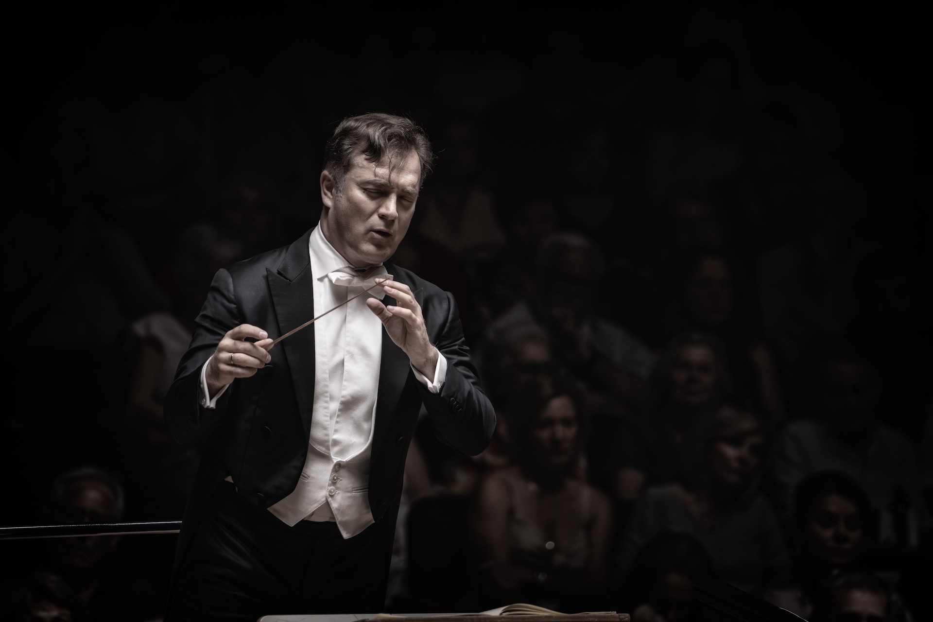 Tocar y dirigir. Renaud Capuçon y laOrquestra de València 2025-2026 del Palau de la Música. Orquestra de. Programa: Obras de Brahms y Schumann. Solista y director: Renaud Capuçon (violín). Lugar: Palau de la Música. Entrada: Alrededor de 1.400 espectadores. Fecha: viernes, 29 mayo 2026