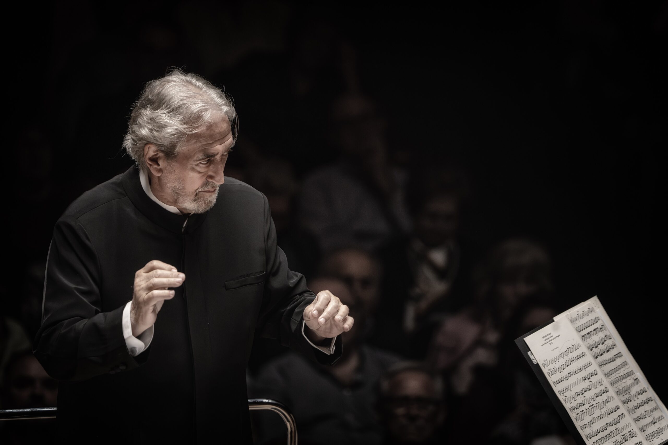 Jordi Savall, Vivaldi sin estigmas ni dogmas TEMPORADA DE ABONO DEL PALAU DE LA MÚSICA. Jordi Savall. La Capella Reial de Catalunya. Les Musiciennes du Concert des Nations. Lina Tur (violín). Jaia Niborski, Anna Pirolli (sopranos); Lara Morger, Merce Bruguer, Anastasia Erofeeva (mezzosopranos). Programa: Obras de Vivaldi. ­Lu­gar: Palau de la Música. Entrada: Alrededor de 1800 personas (lleno). Fecha: jueves, 14 mayo 2026.