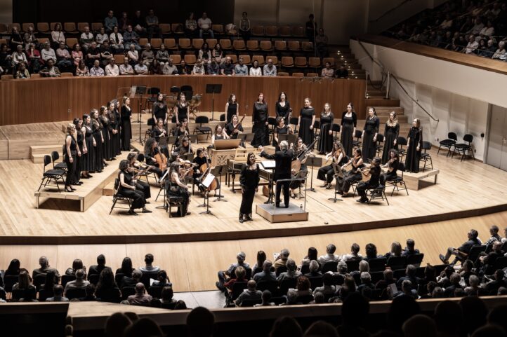 Jordi Savall, Vivaldi sin estigmas ni dogmasTEMPORADA DE ABONO DEL PALAU DE LA MÚSICA. Jordi Savall. La Capella Reial de Catalunya. Les Musiciennes du Concert des Nations. Lina Tur (violín). Jaia Niborski, Anna Pirolli (sopranos); Lara Morger, Merce Bruguer, Anastasia Erofeeva (mezzosopranos). Programa: Obras de Vivaldi. Lugar: Palau de la Música. Entrada: Alrededor de 1800 personas (lleno). Fecha: jueves, 14 mayo 2026.
