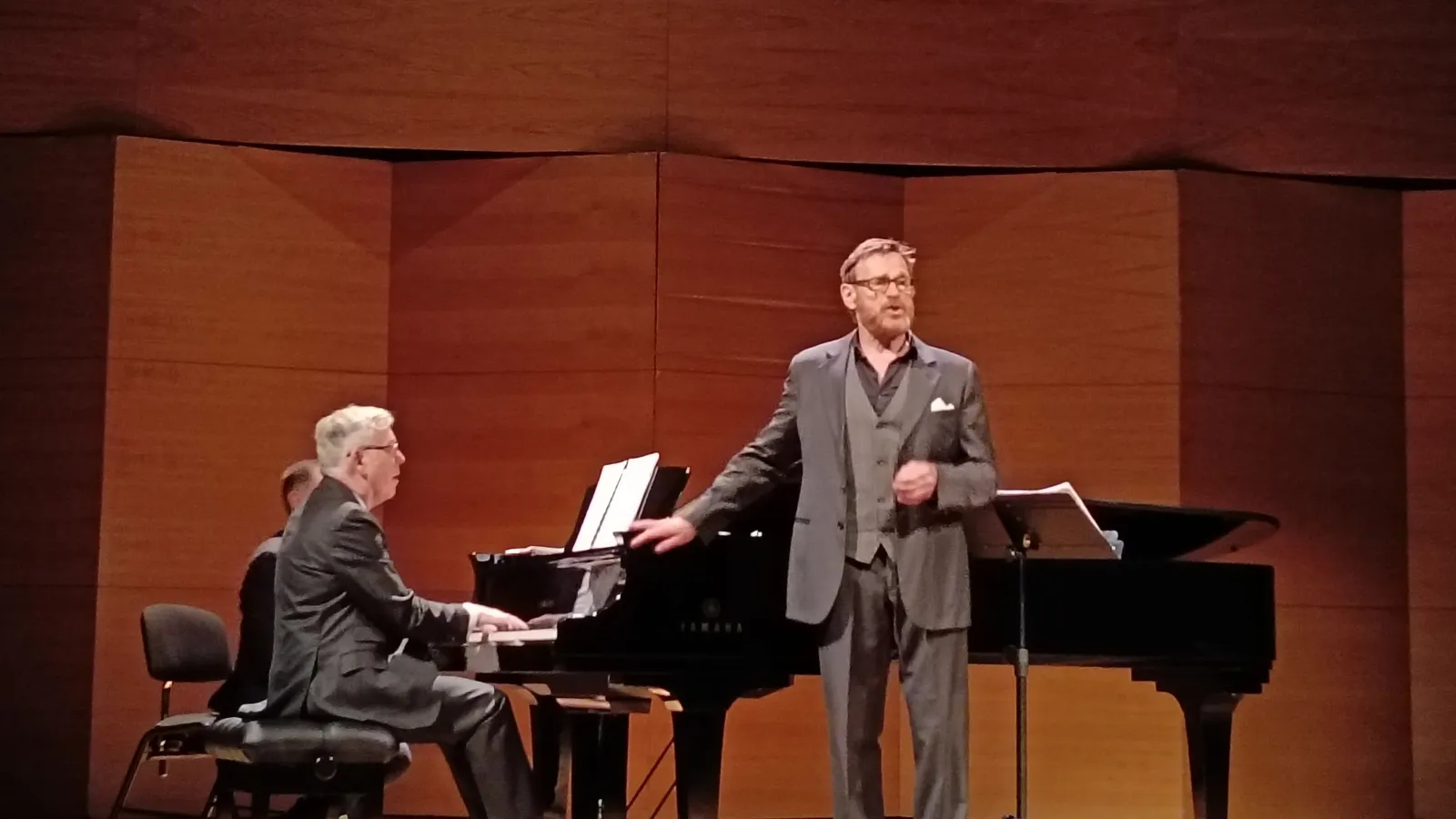 La magia de la voz y del pianoPrograma: Canciones de G. Mahler, R. Strauss, I. Guerney, P. Warlock, G. Butterworth, F. Bridge, G. Fauré, H. Duparc y F. Poulenc. Barítono: Sir Simon Keenlyside. Piano: Malcolm Martineau. Lugar: Espacio Turina. Fecha: Sábado, 16 de mayo. Aforo: Un tercio