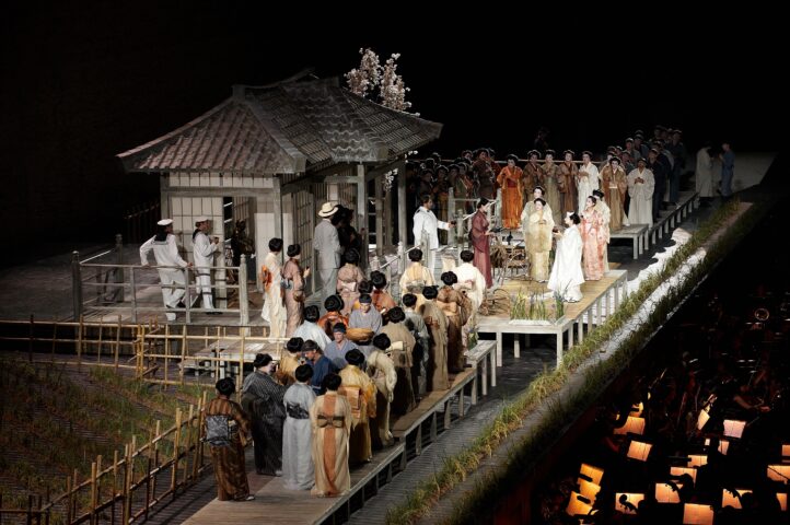 Madama Butterfly de Puccini, llega a la gran pantalla desde el Festival de Ópera de Macerata con una producción de Pier Luigi Pizzi. Este jueves, 4 de junio, más de cincuenta salas ofrecerá este título inspirado en el Japón tradicional, con un reparto formado por Raffaella Angeletti, Annunciaza Vestri, Massimiliano Pisapia y Claudio Sgura, bajo las órdenes de Daniele Callegari. 