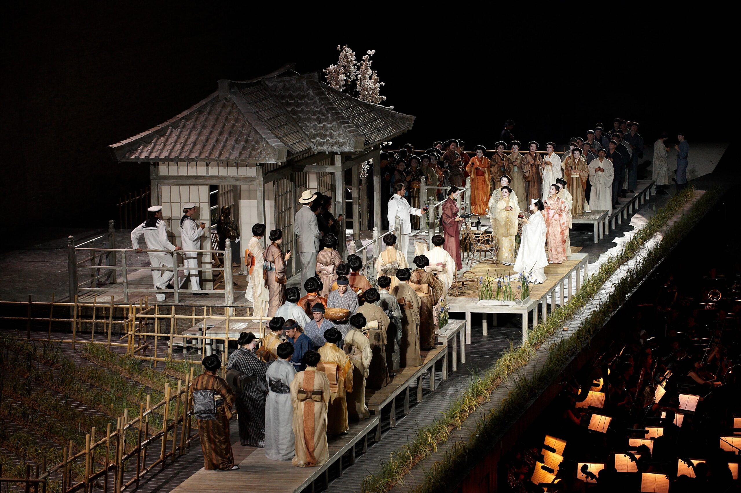 Madama Butterfly de Puccini, llega a la gran pantalla desde el Festival de Ópera de Macerata con una producción de Pier Luigi Pizzi. Este jueves, 4 de junio, más de cincuenta salas ofrecerá este título inspirado en el Japón tradicional, con un reparto formado por Raffaella Angeletti, Annunciaza Vestri, Massimiliano Pisapia y Claudio Sgura, bajo las órdenes de Daniele Callegari. 