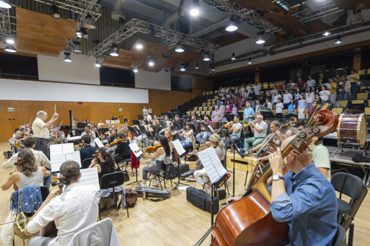 La OFGC, dirigida por Adrian Leaper, participará en la Misa que el papa León XIV presidirá el próximo 11 de junio, en el marco de su visita apostólica a España, tras recalar en Madrid y Barcelona. El acto, que tendrá lugar en el Estadio de Gran Canaria, contará, además, con la presencia de los Coros Infantil y Juvenil de la agrupación. 