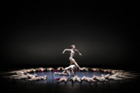 Les Arts estrena Carmina Burana con el Ballett Dortmund y la coreografía de Edward Clug, con más de 170 artistas entre cantantes, músicos y bailarines. La Sala Principal acoge cuatro funciones con esta colosal obra que clausura la temporada 2025/26 en el edificio diseñado por Calatrava.