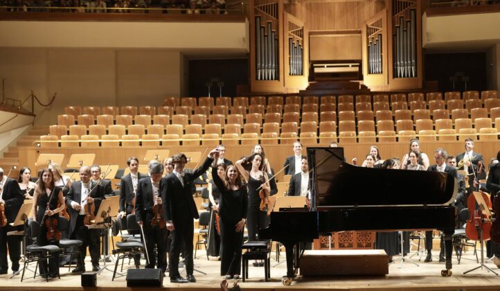 El Beethoven preciso de Joana CarneiroObras: "Concierto para piano y orquesta núm. 4", "Misa en do mayor", de Beethoven. Intérpretes: J. Izik-Dzurko, piano. E. Baráth, T. Iervolino, F. Filipović, R. Seguel, voz. Orquesta y Coro de la Comunidad de Madrid (ORCAM). Joana Carneiro, directora. Auditorio Nacional de Música. 23/VI/2026. Madrid.
