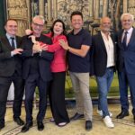 Entre los días 29 de junio y 20 de julio el Teatro Real cierra la temporada con Il trovatore, en una reposición de la coproducción de Francisco Negrín con la Ópera de Montecarlo y la Royal Danish Opera. Las funciones estarán protagonizadas por cuatro fabulosos repartosen los que destacan las sopranos Marina Rebeka, Saioa Hernández y Anna Netrebko; los tenores Piotr Beczała, Vittorio Grigòlo, Celso Albelo y Yusif Eyvazov; y los barítonos Artur Ruciński, Juan Jesús Rodríguez y George Petean. La función del 10 de julio será retransmitida a las 20.30 horas en la pantalla instalada en la Plaza de Isabel II.
