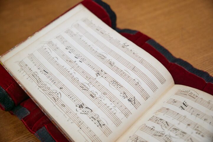 Hallan en París un manuscrito inédito de Mozart, con ejercicios y piezas para flauta y arpa compuestas por el austriaco durante su estancia en la capital francesa en 1778. El descubrimiento fue interpretado el pasado 20 de junio por la Filarmónica de Radio France, con motivo de la Fiesta de la Música. 