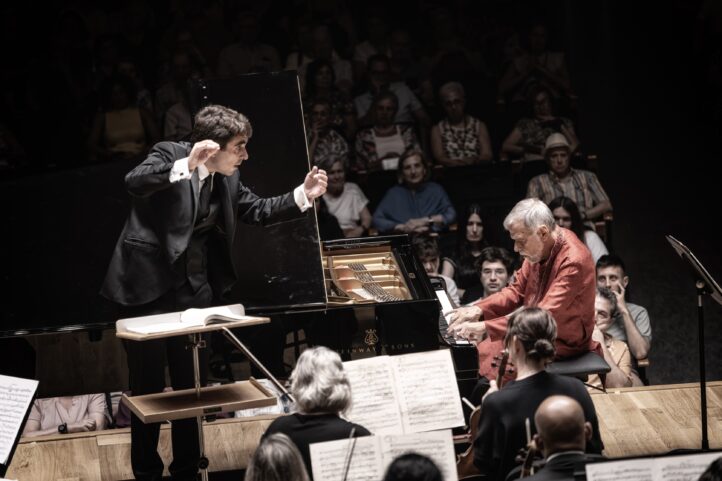  El caso (Josep) ColomIV FESTIVAL ITURBI. Palau de la Música. Orquestra de València. Programa:  Obras de Brahms (Segundo concierto para piano), y Rajmáninov (Danzas sinfónicas). Solista: Josep Colom (piano). Director: Pablo Rus Broseta. Lugar: Palau de la Música. Entrada: Alrededor de 1.100 espectadores. Fecha: viernes, 26 junio 2026.