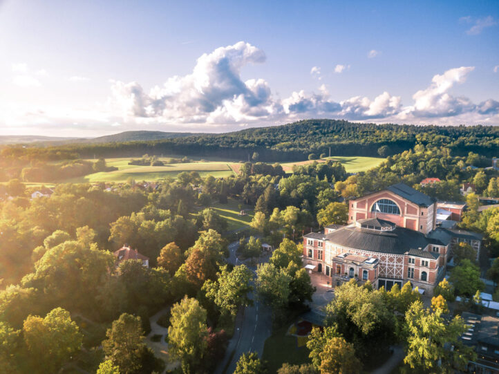 El Festival de Bayreuth anuncia su programación para la temporada 2026/27El Festival de Bayreuth ha presentado los primeros detalles de su temporada 2027, coincidiendo con la apertura de la actual temporada del ciento cincuenta aniversario, anunciando dos novedades. La primera es que dos nuevas producciones que marcarán un giro en la política artística de la colina verde: a partir de ahora se estrenarán dos montajes nuevos cada verano, frente al ritmo de uno anual que se venía manteniendo. Katharina Wagner justificó el cambio señalando que el público demanda más novedades que reposiciones.