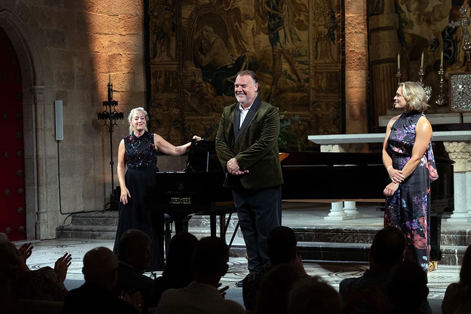Bryn Terfel con la pianista Annabel Thwaite y la arpista Hannah Stone. Peralada 2026