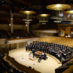 El Coro Nacional debuta en el Gran Teatre del Liceu con la ‘Sinfonía de los mil’ de Mahler, en el marco de la despedida de Josep Pons como director musical de la institución barcelonesa. Junto a la Orquesta y Coro del teatro, a la formación pública se sumarán la Polifónica de Puig-Reig, y el Cor Vivaldi – Pequeños Cantores de Cataluña.