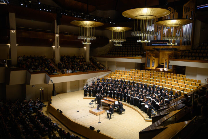 El Coro Nacional debuta en el Gran Teatre del Liceu con la ‘Sinfonía de los mil’ de Mahler, en el marco de la despedida de Josep Pons como director musical de la institución barcelonesa. Junto a la Orquesta y Coro del teatro, a la formación pública se sumarán la Polifónica de Puig-Reig, y el Cor Vivaldi – Pequeños Cantores de Cataluña.