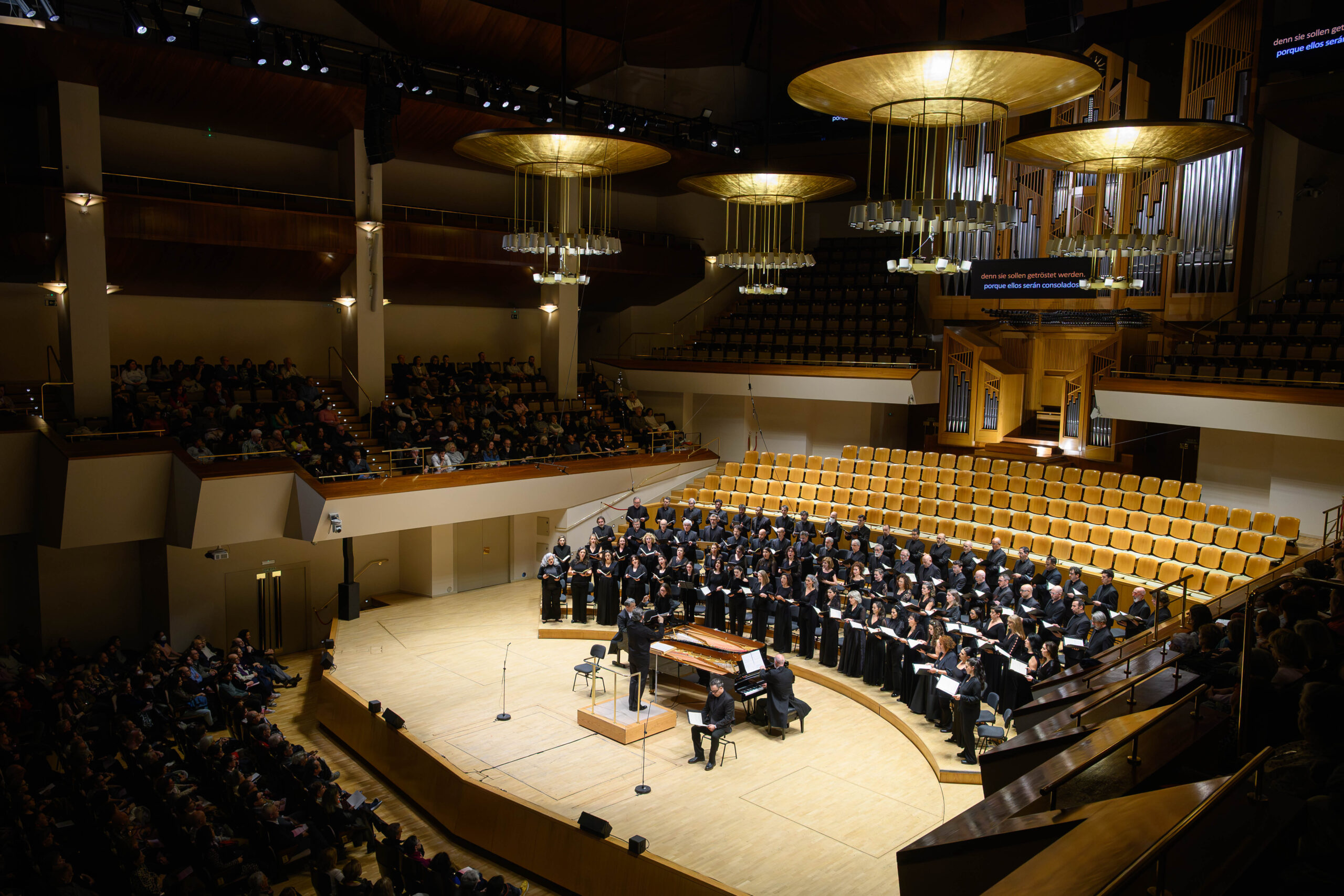 El Coro Nacional debuta en el Gran Teatre del Liceu con la ‘Sinfonía de los mil’ de Mahler, en el marco de la despedida de Josep Pons como director musical de la institución barcelonesa. Junto a la Orquesta y Coro del teatro, a la formación pública se sumarán la Polifónica de Puig-Reig, y el Cor Vivaldi – Pequeños Cantores de Cataluña.