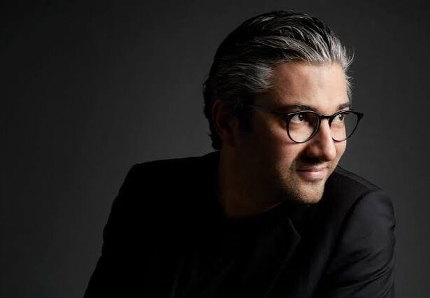 El todavía director titular y artístico de la OCNE, David Afkham, ingresa en la Orden Civil de Alfonso X el Sabio. Tras 12 años al frente de la Orquesta y Coro Nacionales de España el maestro alemán se despide recibiendo uno de los máximos reconocimientos civiles que otorga nuestro país.