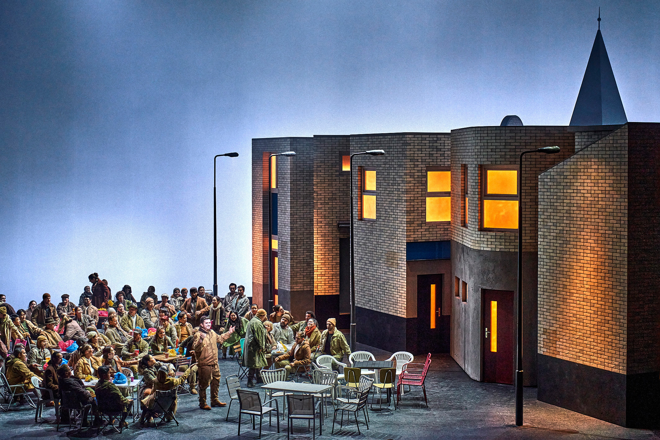 Intensos quilates para el adiós de El Holandés errante EL HOLANDÉS ERRANTE, de Richard Wagner. Ópera romántica en tres actos, con libreto de Richard Wagner. Reparto: Nicholas Brownlee (Holandés), Elisabeth Teige (Senta), Mika Kares (Daland), Benjamin Bruns (Erik), Nadine Weissmann (Mary), Kieran Carrel (Timonel). Coro y Orquesta titula­res del Festival de Bayreuth. Direc­ción de coro: Thomas Eitler-de Lint. Direc­ción de escena y escenografía: Dmitri Cherniakov. Direc­ción musical: Oksana Lyniv. ­Lu­gar: Festspielhaus de Bayreuth. Entrada: 1.987 espectadores (lleno). Fecha: miércoles, 29 julio 2026.