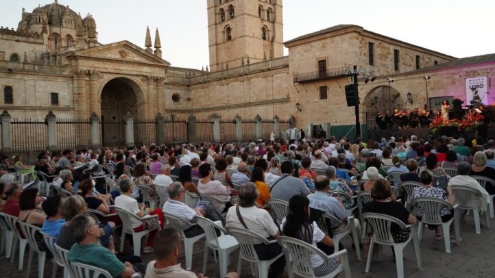 El Festival LittleOpera Zamora arranca su edición número once el próximo viernes, 24 de junio, con un concierto especial protagonizado por las voces de Vanessa Goicoetxea y Andeka Gorrotxategi, acompañados por la OSCyL bajo las órdenes de Oliver Díaz. La programación, que ocupa todo el fin de semana, busca poner en valor el repertorio lírico de cámara, aspirando a convertir esta cita en un auténtico referente de estas obras.