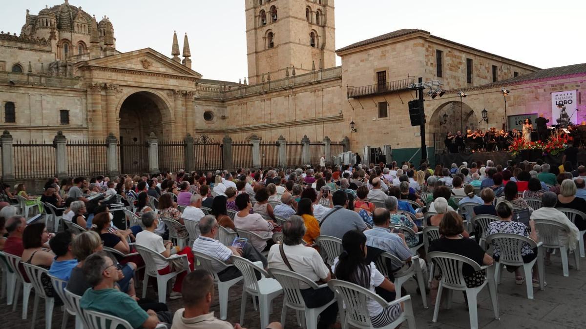 El Festival LittleOpera Zamora arranca su edición número once el próximo viernes, 24 de junio, con un concierto especial protagonizado por las voces de Vanessa Goicoetxea y Andeka Gorrotxategi, acompañados por la OSCyL bajo las órdenes de Oliver Díaz. La programación, que ocupa todo el fin de semana, busca poner en valor el repertorio lírico de cámara, aspirando a convertir esta cita en un auténtico referente de estas obras. 