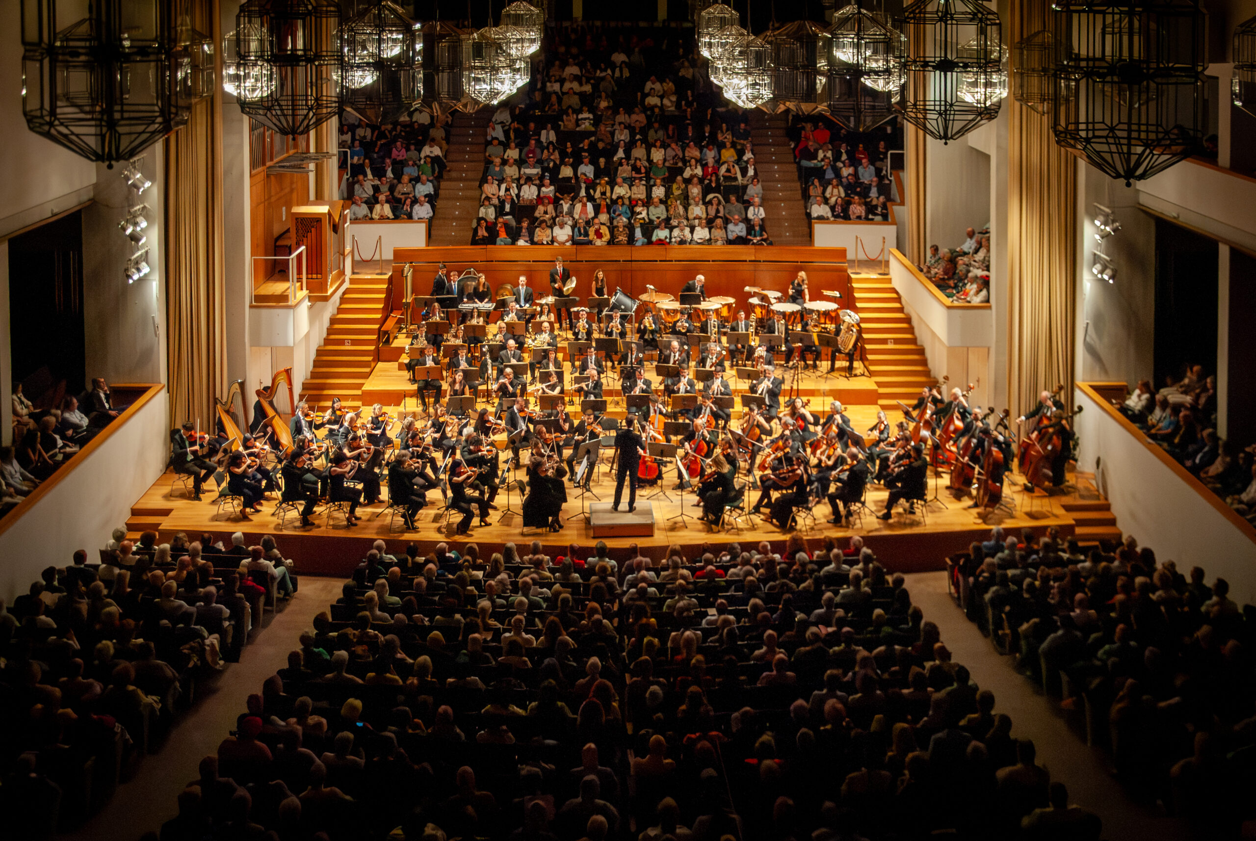 La OCG hace balance de su temporada 2025/26, que ha contado con una gran respuesta popular en todas sus actividades. Junto a su programación de conciertos en el Auditorio Manuel de Falla, la formación ha abordado otros proyectos como su habitual participación en el Festival de Granada, además de su visita a Madrid, Sevilla, Jerez, o diferentes espacios de la Comunidad Autónoma de la mano de Andalucía Sinfónica o la gira por la provincia. 