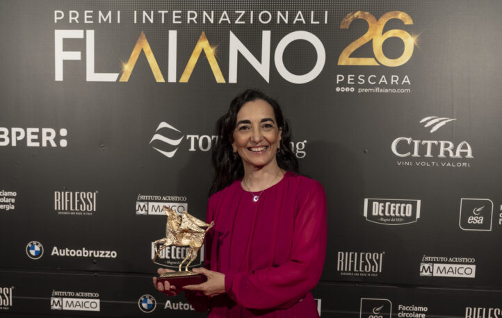 La directora de orquesta Silvia Sanz Torre recogió el emblemático “Pegaso de Oro” en la ceremonia celebrada en Pescara el 5 de julio. Se incorpora a un prestigioso palmarés internacional que incluye a Ennio Morricone y varios Premios Nobel.