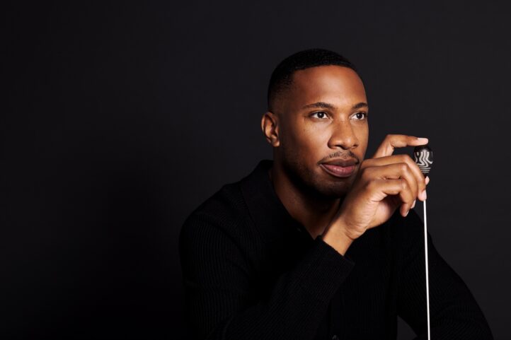Roderick Cox debuta con la Orquesta Filarmónica de Gran Canaria en un programa que tendrá lugar hoy, 3 de julio, en el Auditorio Alfredo Kraus de la capital insular. Cox ofrecerá al frente de la OFGC la Sinfonía nº 10 de Shostakovich, una de las cumbres del siglo XX, completando el programa el Adagio para cuerdas de Barber y las Variaciones Haydn de Brahms.