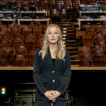 La directora del Festival de Bayreuth, Katharina Wagner, ha defendido la necesidad de afrontar de manera crítica el legado histórico del certamen y ha pedido disculpas por la polémica cancelación —posteriormente rectificada— del concierto conmemorativo Verstummte Stimmen, organizado junto al publicista Michel Friedman para reflexionar sobre el antisemitismo de Richard Wagner y recordar a los músicos judíos perseguidos por el nazismo.