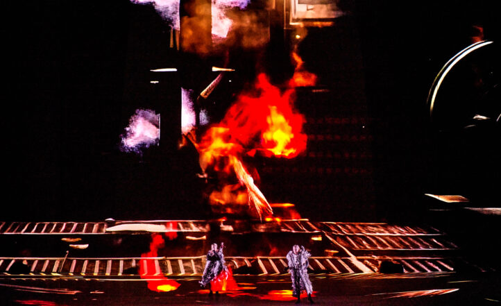 Siegfried, o la imposible “intermediación” de la Inteligencia artificialWagner: SIEGFRIED. Klaus Florian Vogt (Siegfried), Camilla Nylund (Brunilda), Michael Volle (Wanderer), Jochen Schmeckenbecher (Alberich), Gerhard Siegel (Mime), Peter Rose (Fafner), Christa Mayer (Erda), Victoria Randem (Pájaro del bosque). Editor: Marcus Lobbes. Concepto artístico y técnico: Marcus Lobbes y Nils Corte. Dramaturgia: Andri Hardmeier. Código creativo / Arte visual: Nils Corte y Phil Hagen Jungschlaeger. Escenografía: Wolf Gutjahr. Vestuario: Pia Maria Mackert. Narración digital y con IA: Roman Senkl. Di¬rec¬ción musi¬cal: Christian Thielemann. Lugar: Festspielhaus de Bayreuth. Fecha: 30 julio 2026.