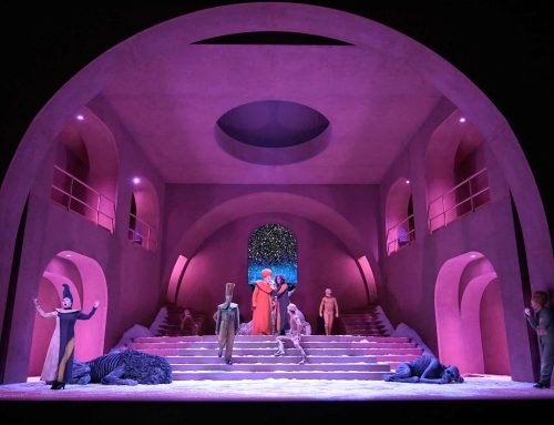 Critica: Ariadne auf Naxos y su música resisten y se imponen a la “empanada sideral” de Ersan Mondtag en el Festival de Salzburgo