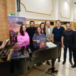 Jenůfa de Janáček llega por primera vez a Galicia con una nueva producción ambientada en la América del siglo XX para levantar el telón de la temporada lírica de A Coruña. Bajo la dirección musical de José Miguel Pérez Sierra al frente de la OCG, llega a la ciudad atlántica un montaje en el que unen fuerzas Amigos de la Ópera de A Coruña y Ópera Garage Producciones.