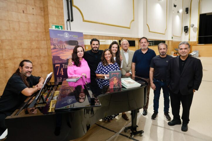 Jenůfa de Janáček llega por primera vez a Galicia con una nueva producción ambientada en la América del siglo XX para levantar el telón de la temporada lírica de A Coruña. Bajo la dirección musical de José Miguel Pérez Sierra al frente de la OCG, llega a la ciudad atlántica un montaje en el que unen fuerzas Amigos de la Ópera de A Coruña y Ópera Garage Producciones.