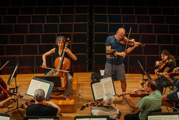 La OCG inaugura su temporada de abono 2026/27, con el ya consolidado preludio barroco. La primera de las dos propuestas tendrá como protagonista al violinista y director Gordan Nikolic con un programa homenaje al doble concierto, del barroco al romanticismo, con obras de Vivaldi y Brahms, y dos de sus dobles conciertos, para violín y violonchelo. Para la ocasión el violinista y director serbio se ha acompañado de la cellista francesa Celine Flamen, una intérprete, polifacética e inclasificable, profundamente comprometida con el sonido auténtico.