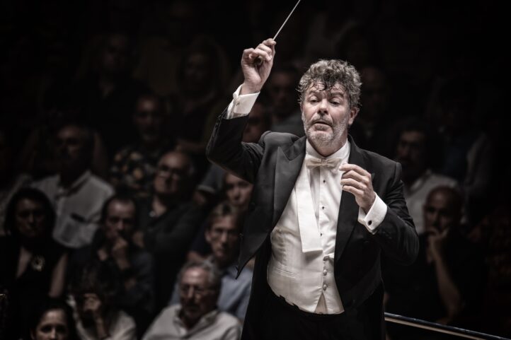 “Estupendísimo, sobrecogedor”Palau de la Música. Concierto extraordinario. Wagner: Fragmentos de El Anillo del Nibelungo. Solistas: Catherine Foster (soprano), Klaus Florian Vogt (tenor), Nicholas Brownlee (bajo-barítono). Orquesta Titular del Festival de Bayreuth. Director: Pablo Heras Casado. Lugar: Palau de la Música de València. Entrada: 1.781 espectadores (lleno). Fecha: domingo, 6 septiembre 2026.