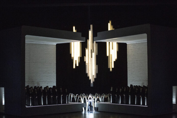 El Gran Teatre del Liceu inaugura la temporada 2026/27 el próximo 25 de septiembre con Aida, una de las óperas más queridas de Verdi y del Teatre, una intensa tragedia de amor ambientada en el antiguo Egipto y la ópera que más veces se ha representado en el escenario barcelonés. Una inauguración de lujo con un reparto excepcional liderado por Anna Netrebko y Anna Pirozzi en el papel de Aida, junto con Piotr Beczała como Radamès y Ekaterina Semenchuk como Amneris, con puesta en escena de Shirin Neshat y dirección musical de Antonello Manacorda.