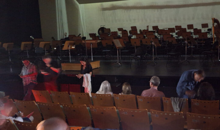 Wagner a oscuras en SevillaSuspendido el concierto de la Orquesta del Festival de Bayreuth por un apagón eléctrico
Tras sus actuaciones en Barcelona y Santander, el concierto de la Orquesta de Bayreuth dirigido por Heras Casado, programado para ayer miércoles en el Teatro de la Maestranza Sevilla, tuvo que ser suspendido debido a una avería eléctrica ocurrida hacia las nueve de la noche.