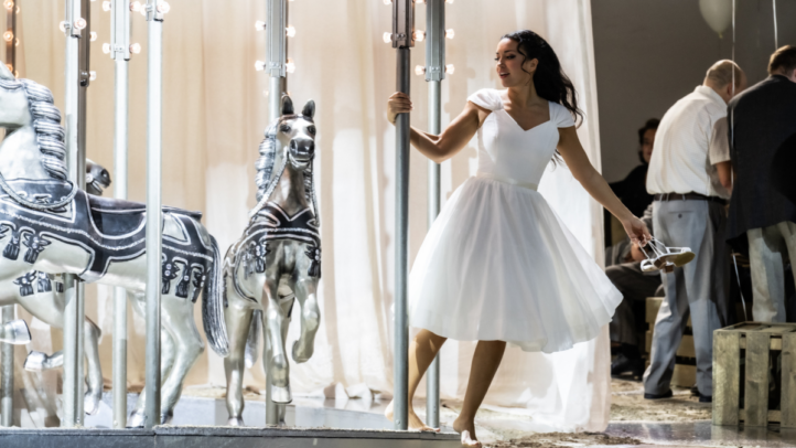 Entre el 23 de septiembre y el 11 de octubre el Teatro Real ofrecerá 13 funciones de Manon Lescaut, de Giacomo Puccini, título que estuvo ausente 102 años de su escenario y que volverá en una nueva coproducción con la Ópera de Colonia, dirigida por Carlos Wagner. Bajo las órdenes de Nicola Luisotti en lo musical, el Real ofrece un doble reparto con las voces de Sondra Radvanovsky, Saioa Hernández, Michael Fabiano y Jorge de León, entre otros.