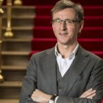 El Festival de Salzburgo ya tienen nuevo responsable artístico. El director belga Peter de Caluwe asumirá en 2027 la intendencia del certamen, según ha confirmado el consejo de administración de la institución a la radiotelevisión pública austríaca ORF. La decisión descarta finalmente la posibilidad de una dirección compartida entre Sophie de Lint y Barrie Kosky, cuyos contratos y reparto de responsabilidades no llegaron a concretarse.