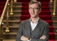 El Festival de Salzburgo ya tienen nuevo responsable artístico. El director belga Peter de Caluwe asumirá en 2027 la intendencia del certamen, según ha confirmado el consejo de administración de la institución a la radiotelevisión pública austríaca ORF. La decisión descarta finalmente la posibilidad de una dirección compartida entre Sophie de Lint y Barrie Kosky, cuyos contratos y reparto de responsabilidades no llegaron a concretarse. 
