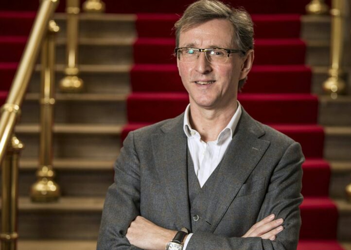 El Festival de Salzburgo ya tienen nuevo responsable artístico. El director belga Peter de Caluwe asumirá en 2027 la intendencia del certamen, según ha confirmado el consejo de administración de la institución a la radiotelevisión pública austríaca ORF. La decisión descarta finalmente la posibilidad de una dirección compartida entre Sophie de Lint y Barrie Kosky, cuyos contratos y reparto de responsabilidades no llegaron a concretarse.