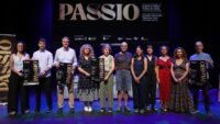 La Semana de Música Antigua de Estella celebrará su 57ª edición del 5 al 12 de septiembre con una programación articulada en torno a la palabra Passio, concepto que servirá de hilo conductor para recorrer emociones como el amor, el deseo, el dolor, la melancolía, la devoción o la trascendencia. El festival reunirá en Estella-Lizarra y Cirauqui a intérpretes y formaciones como Conductus Ensemble, Micrologus, OBNI, Xavier Sabata y Vespres d’Arnadí, junto a la Orquesta Sinfónica de Navarra, y combinará grandes obras del repertorio histórico con propuestas de divulgación, participación y apoyo al talento emergente.