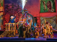 Cine Yelmo arranca la programación 2026/27 de las retransmisiones desde el MET de Nueva York con uno de los títulos más destacados de Mozart: Così fan tutte. Gerald Finley , Ana María Martínez, Federica Lombardi, Samantha Hankey, Duke Kim y Andrey Zhilikhovsky forman parte de una producción inspirada en un parque de atracciones de los años 50, bajo la dirección de Phelim McDermott.