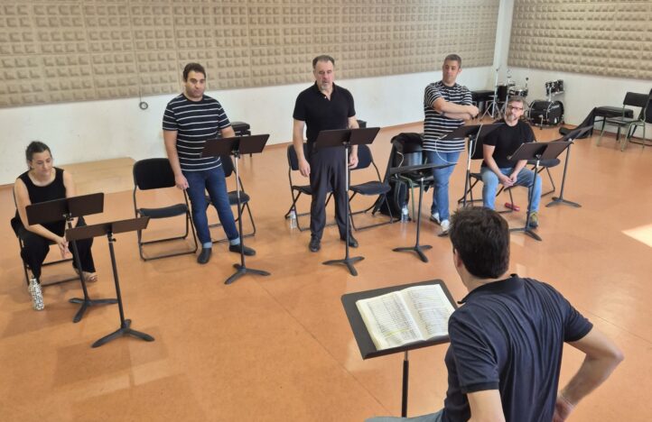 El elenco de Tosca comienza los ensayos para representar la segunda ópera de la Temporada de Amigos de la Ópera de A Coruña. Los días 22 y 24 de octubre se representará la obra de Puccini en el Palacio de la Ópera. La cita llevará a escena a Miren Urbieta-Vega, Raaga Eldin, Carlos Álvarez y Valeriano Lanchas, mientras que Oliver Díaz será el responsable de dirigir a la Orquesta Sinfónica de Galicia. El elenco se completa con una lista de artistas gallegos y los coros Gaos y Cantabile