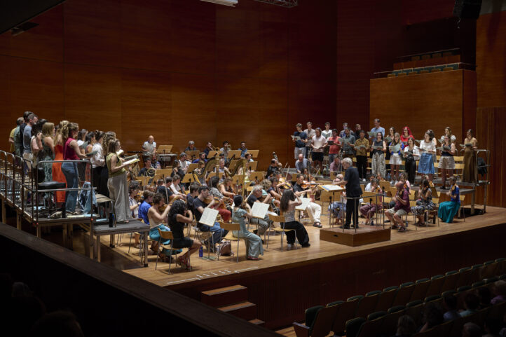 Jordi Savall inaugura en Madrid El Sonido Original, su ciclo dedicado a recuperar el sonido histórico de la música, con Un Réquiem alemán y el Canto del destino de Brahsm como primeras obras que abordará. El músico catalán se situará al frente de Le Concert des Nations y La Capella Nacional de Catalunya, en una interpretación con instrumentos de época y criterios históricamente informados, en una velada de alto nivel el próximo 19 de octubre en el Auditorio Nacional.