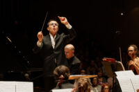 Gran programa y brillante concierto para el Día de la Comunitat Valenciana CONCIERTO EXTRAORDINARIO DÍA DE LA COMUNITAT VALENCIANA. Programa: Obras de Palau (Marcha burlesca), Montesinos (Concierto para piano y orquesta), Falla (selección de El sombrero de tres picos) y Ravel (Bolero). Solis­ta: Carlos Apellániz (piano). Director: Francisco Valero Terribas. ­Lu­gar: Palau de la Música. Entrada: Alrededor de 1.790 espectadores (lleno). Fecha: jueves, 8 octubre 2026.