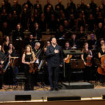 La Orquesta y Coro RTVE recupera El apocalipsis, el oratorio de Tomás Bretón. Marc Korovitch se estrena como principal director invitado con una de las obras sinfónico-corales menos conocidas del compositor salmantino. El programa muestra la faceta religiosa de Bretón, muy alejada de La verbena de la Paloma. El cuarteto solista lo forman Belén Vaquero, Silvia Tro Santafé, José Simerilla Romero y Ferrán Albrich.