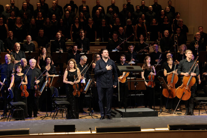 La Orquesta y Coro RTVE recupera El apocalipsis, el oratorio de Tomás Bretón. Marc Korovitch se estrena como principal director invitado con una de las obras sinfónico-corales menos conocidas del compositor salmantino. El programa muestra la faceta religiosa de Bretón, muy alejada de La verbena de la Paloma. El cuarteto solista lo forman Belén Vaquero, Silvia Tro Santafé, José Simerilla Romero y Ferrán Albrich.