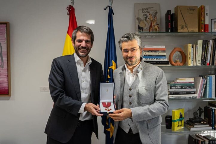 El ministro de Cultura, Ernest Urtasun, ha impuesto al director de orquesta David Afkham la Encomienda de Alfonso X el Sabio en un acto en la sede del Ministerio de Cultura. La condecoración llega tras más de una década al frente de la OCNE, formación que visita esta semana el músico alemán como batuta invitada.