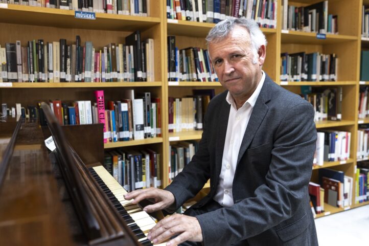 Joan Cerveró se incorpora como nuevo director den CNDM, en sustitución de Paco Lorenzo. Compositor, director de orquesta, catedrático y gestor cultural, Cerveró cuenta con una dilatada trayectoria vinculada a la creación contemporánea y la cultura. Su proyecto al frente del CNDM plantea una visión plural de la música española, con un equilibrio entre tradición y creación contemporánea y una mayor proyección nacional e internacional.